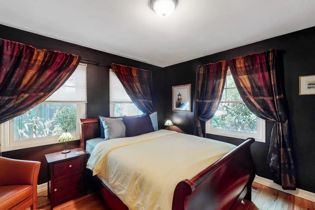 Classic, Dog-Friendly Home with Free WiFi, a washer&dryer, & Enclosed Backyard