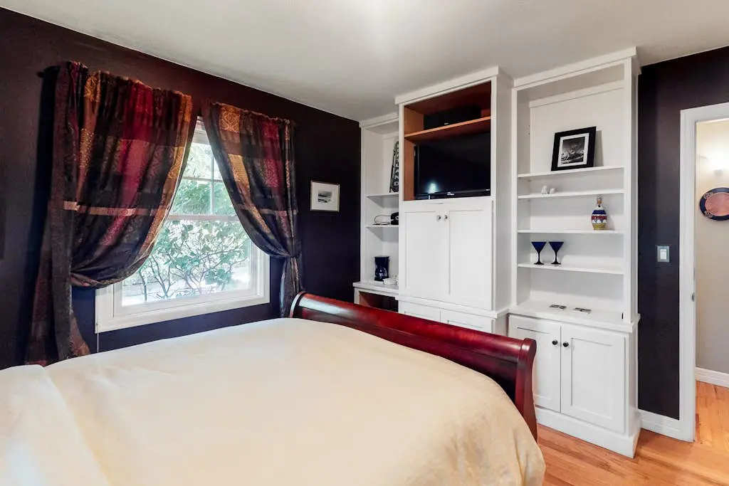 Classic, Dog-Friendly Home with Free WiFi, a washer&dryer, & Enclosed Backyard