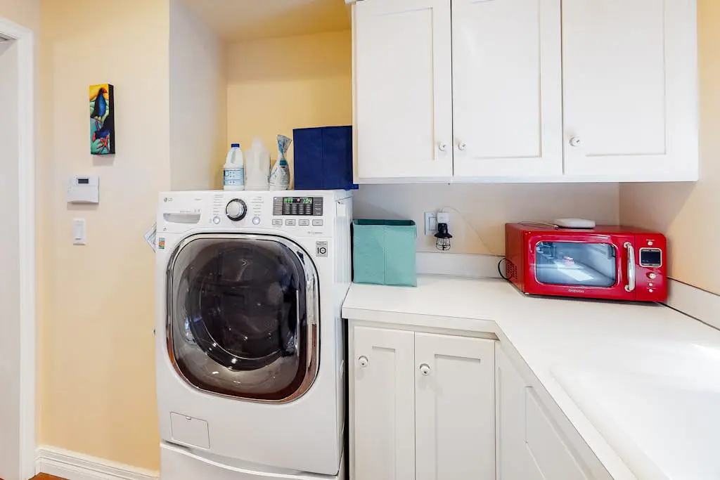 Classic, Dog-Friendly Home with Free WiFi, a washer&dryer, & Enclosed Backyard