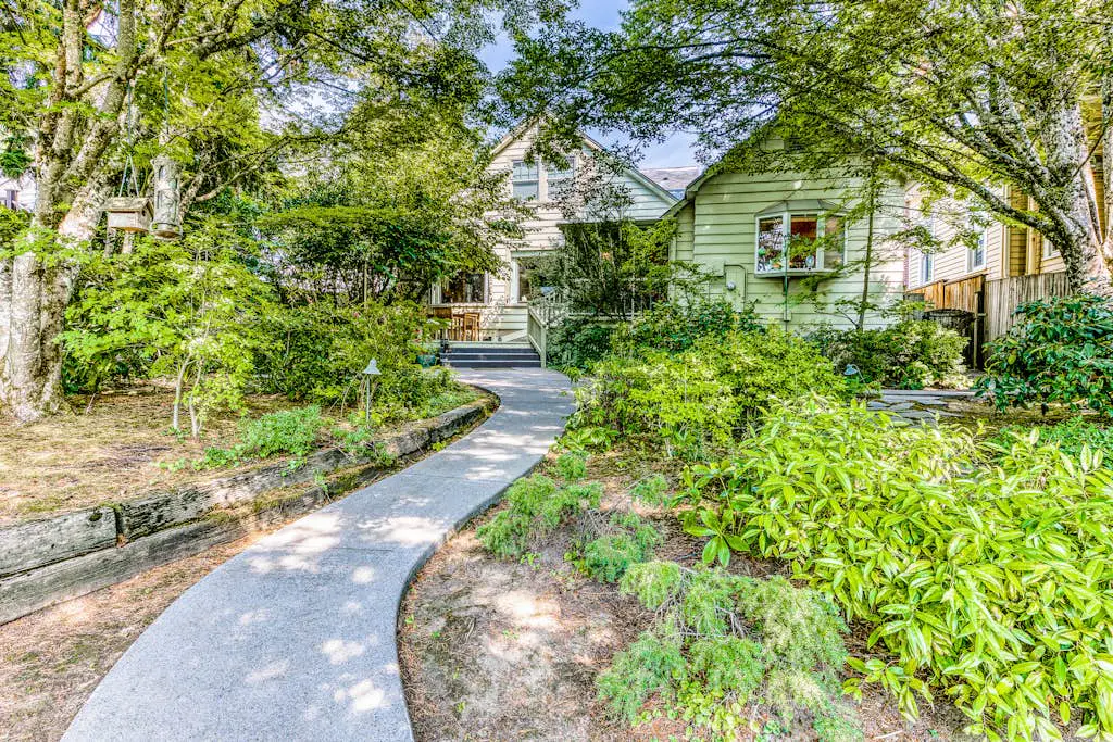 Classic, Dog-Friendly Home with Free WiFi, a washer&dryer, & Enclosed Backyard