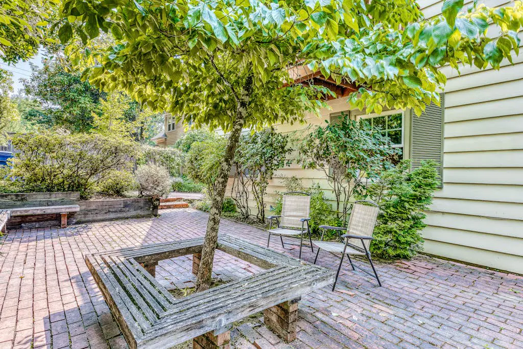 Classic, Dog-Friendly Home with Free WiFi, a washer&dryer, & Enclosed Backyard