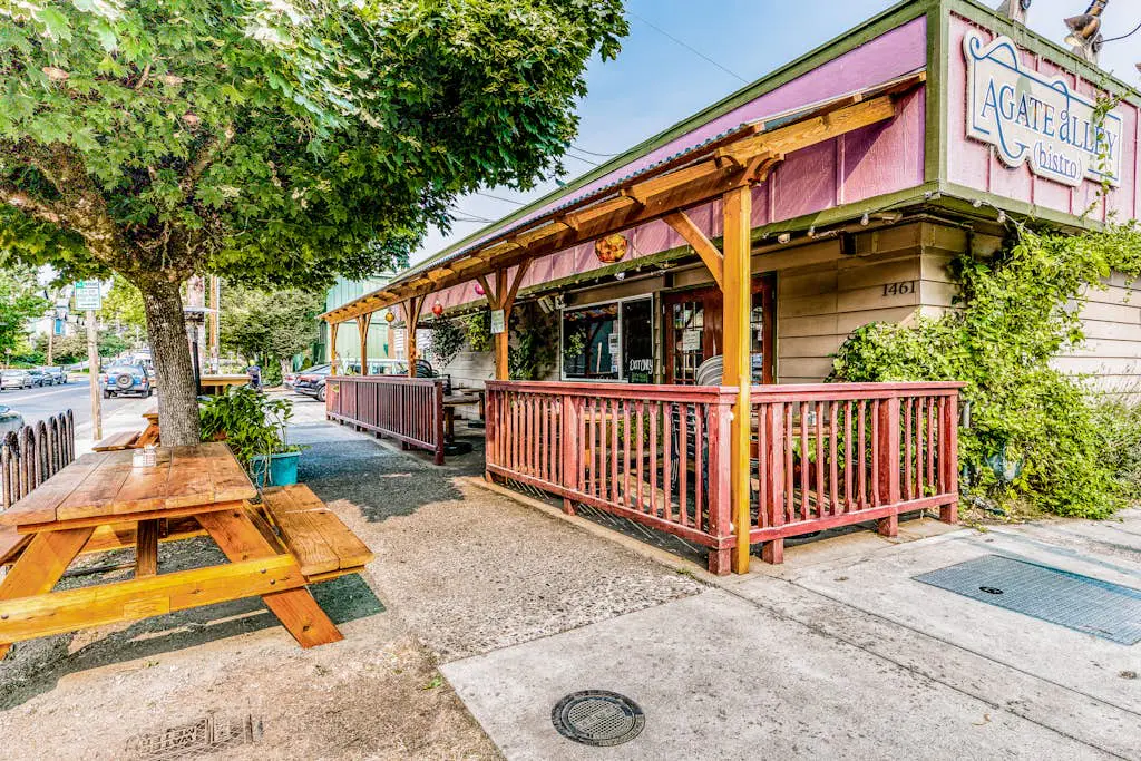 Classic, Dog-Friendly Home with Free WiFi, a washer&dryer, & Enclosed Backyard