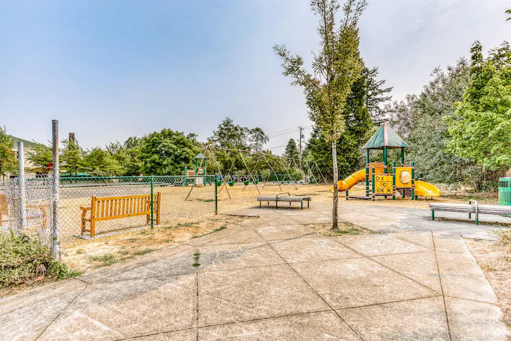 Classic, Dog-Friendly Home with Free WiFi, a washer&dryer, & Enclosed Backyard