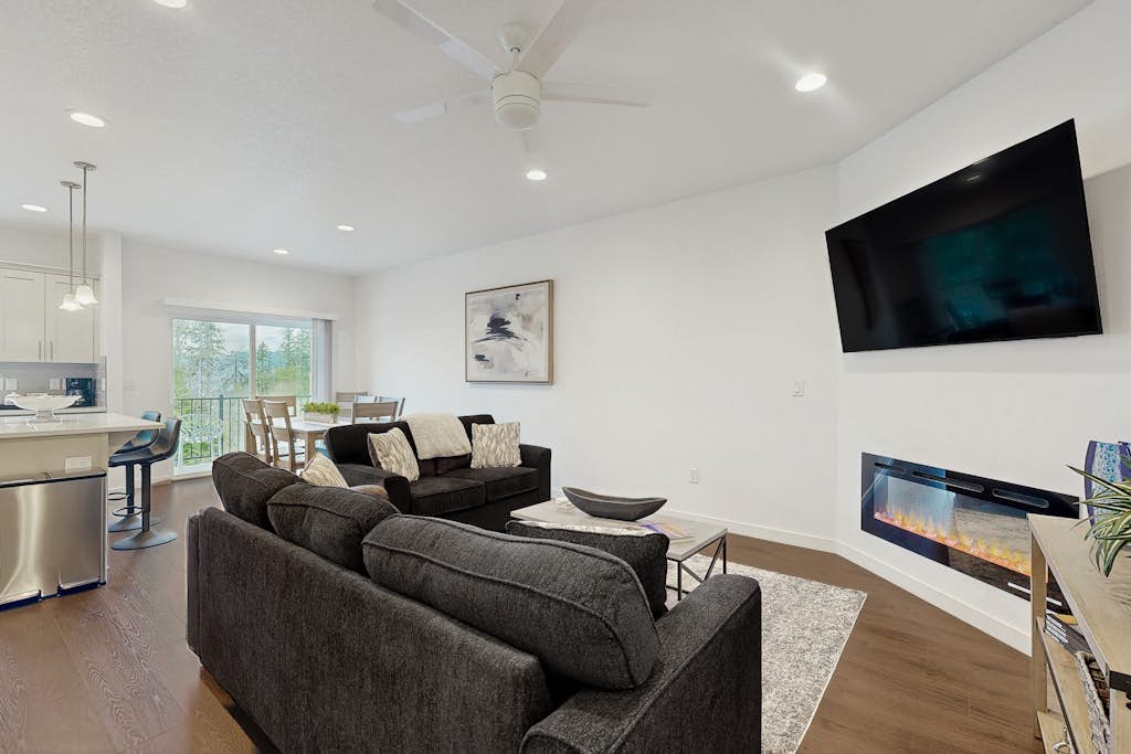 Beautiful, Spacious Townhome close to downtown & UO, w/ WiFi, A/C, Fireplace