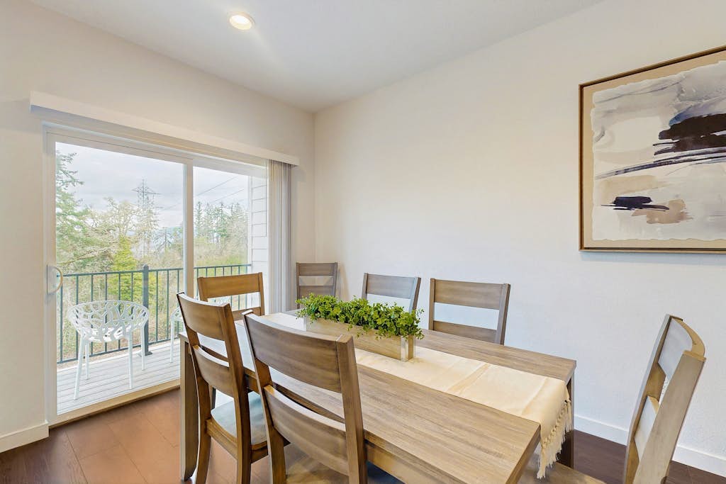 Beautiful, Spacious Townhome close to downtown & UO, with WiFi, AC, Fireplace