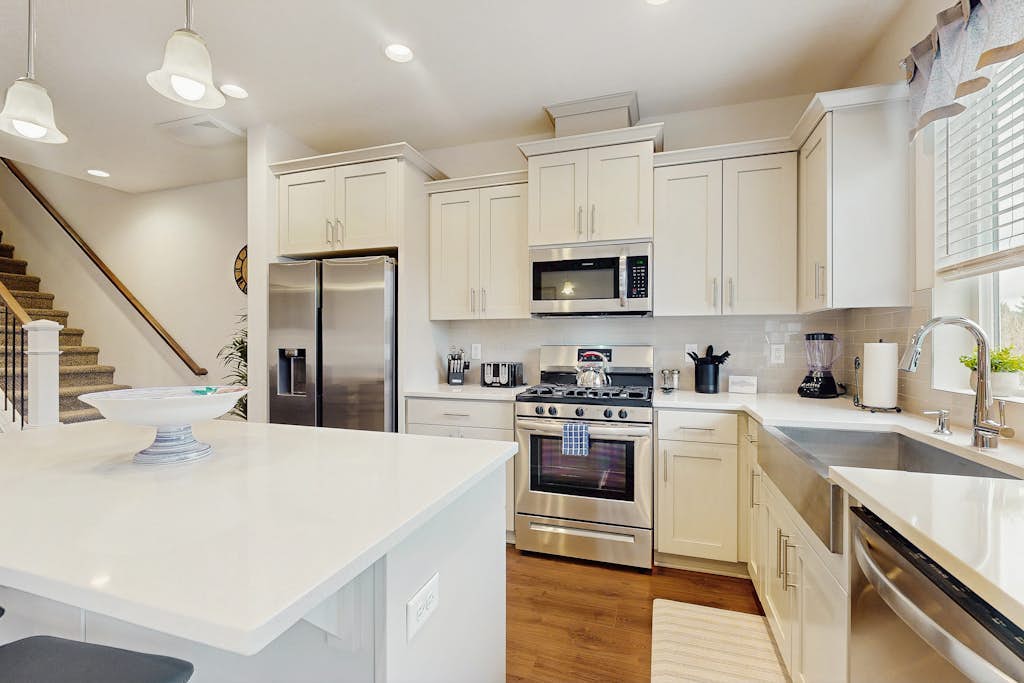 Beautiful, Spacious Townhome close to downtown & UO, with WiFi, AC, Fireplace