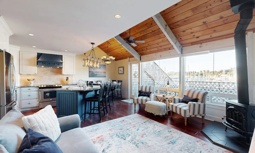 Waterfront condo with bay views & shared gym - dog-friendly