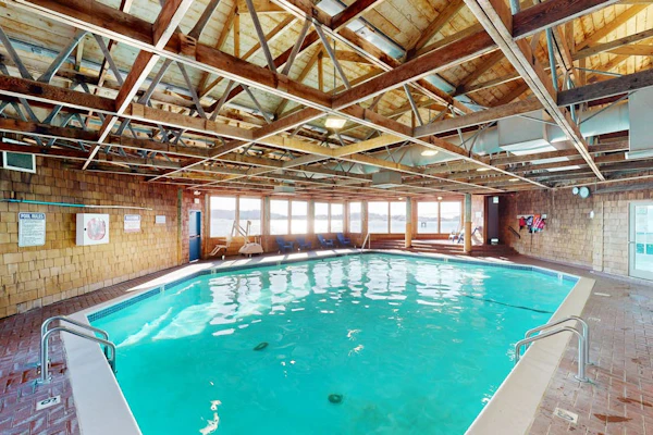 Waterfront condo with bay views & shared gym - dog-friendly