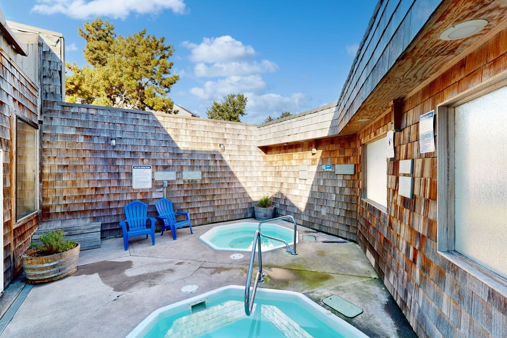 Waterfront condo with bay views & shared gym - dog-friendly