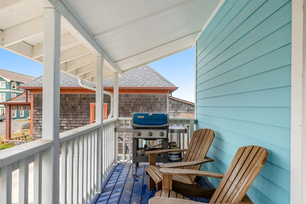 Lovely ocean-view cottage next to Nye Beach access - EV charger on-site