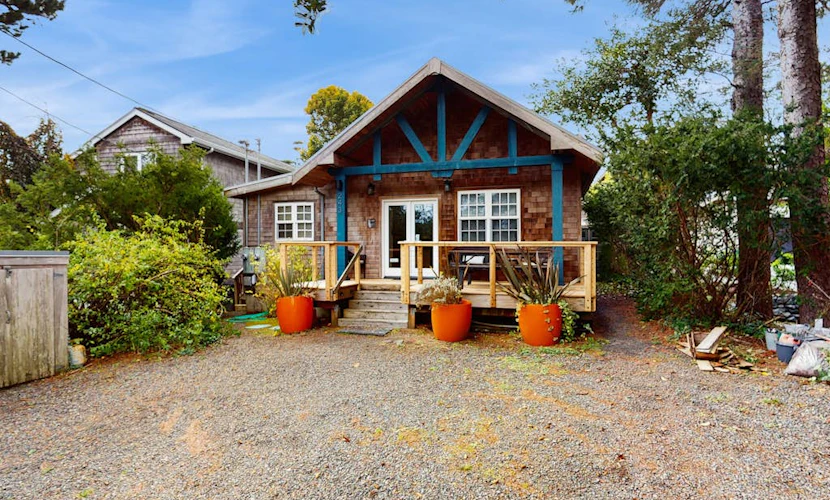 Cozy family friendly cottage near ocean with loft, washer/dryer and WIFI