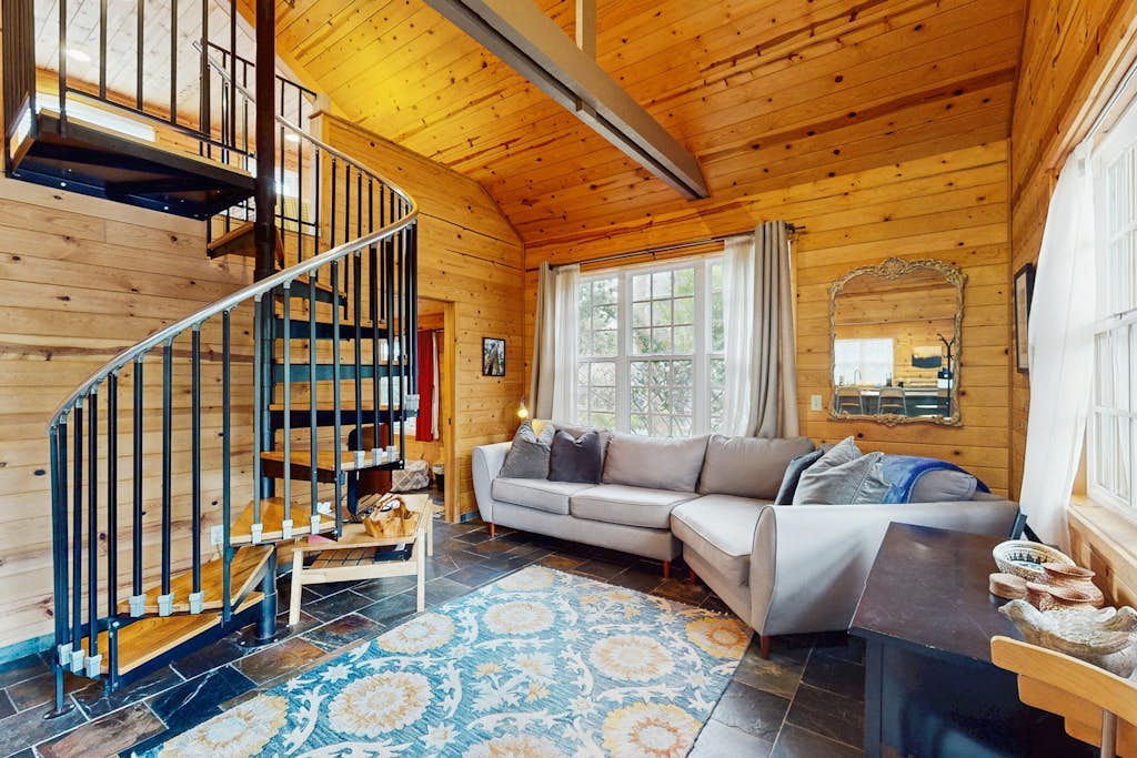 Cozy family friendly cottage near ocean with loft, washer/dryer and WIFI