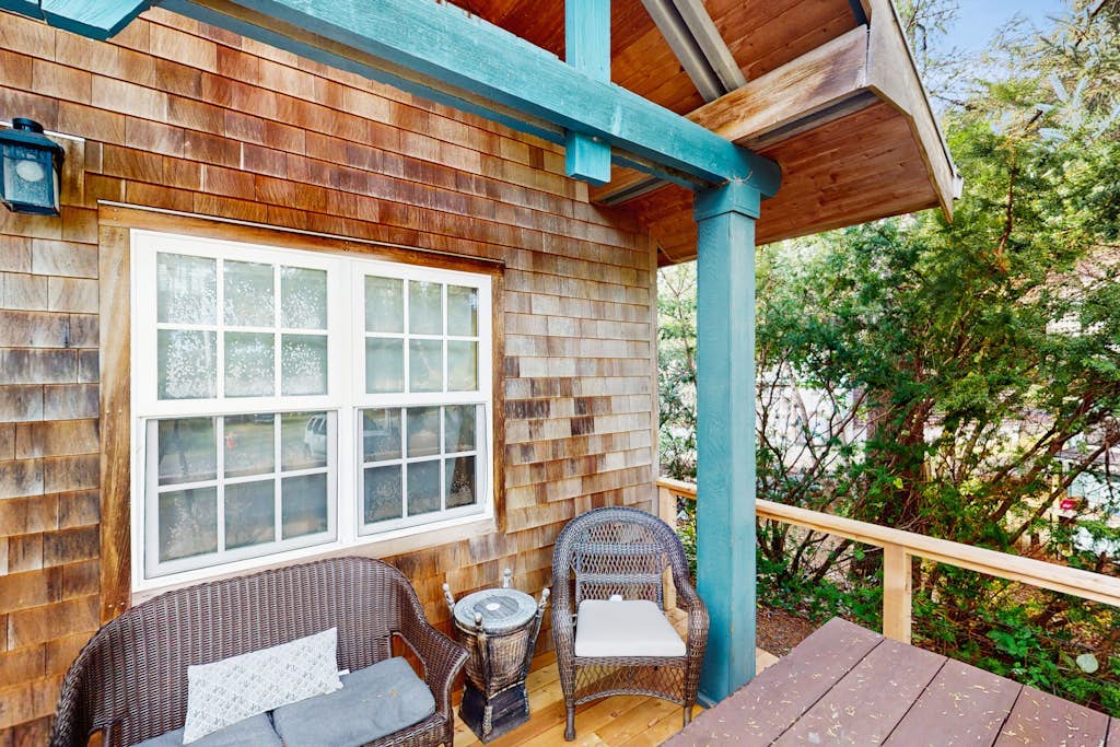 Cozy family friendly cottage near ocean with loft, washer/dryer and WIFI