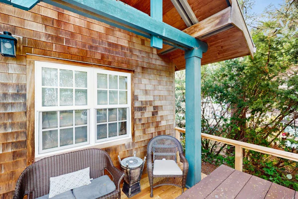 Cozy family friendly cottage near ocean with loft, washer/dryer and WIFI