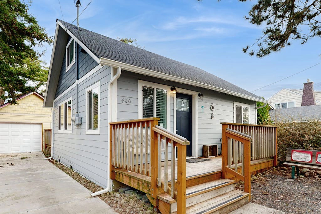 Charming family-friendly home near the ocean, full kitchen, WIFI, washer & dryer