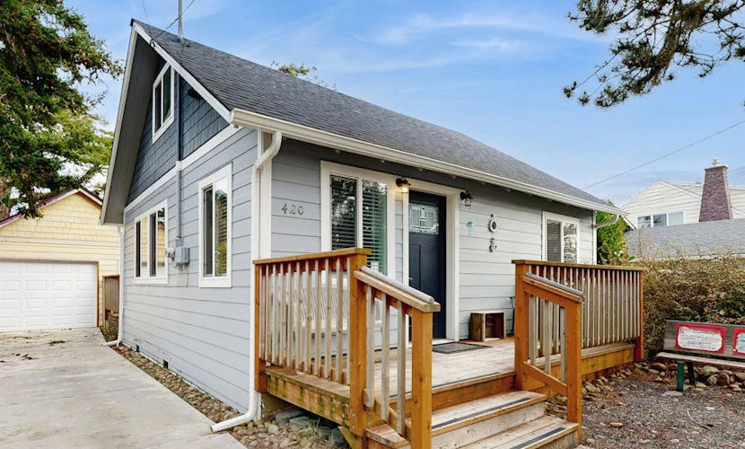 Charming family-friendly home near the ocean, full kitchen, WIFI, washer & dryer