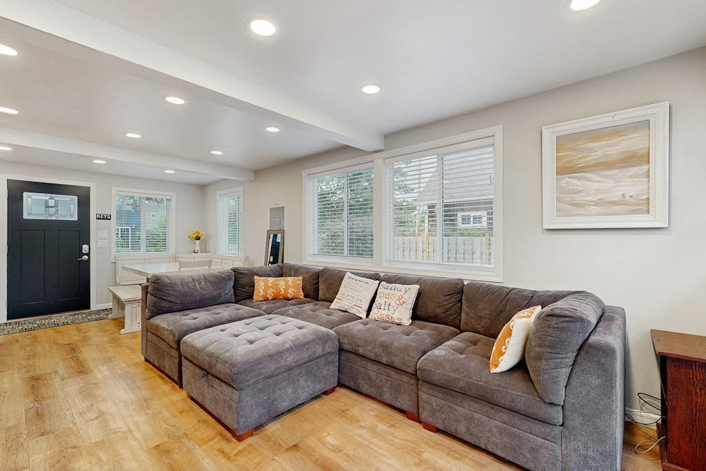 Charming family-friendly home near the ocean, full kitchen, WIFI, washer & dryer