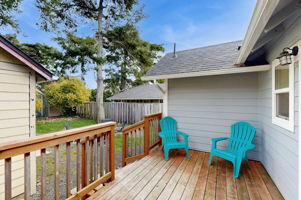 Charming family-friendly home near the ocean, full kitchen, WIFI, washer & dryer