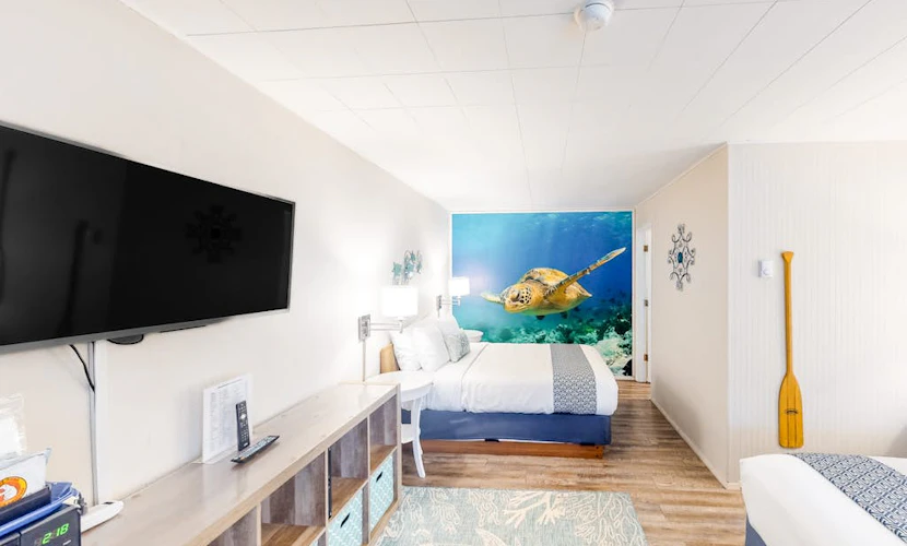 Retro-fun beach suite near beach with fast WiFI - walk to downtown shops