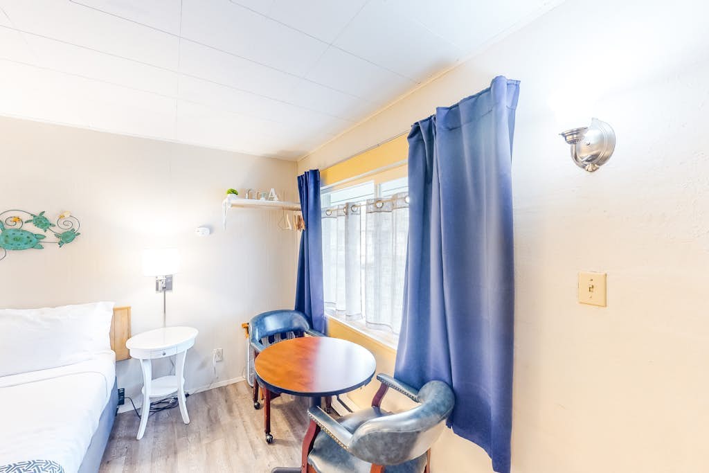 Retro-fun beach suite near beach with fast WiFI - walk to downtown shops