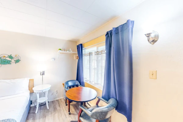 Retro-fun beach suite near beach with fast WiFI - walk to downtown shops