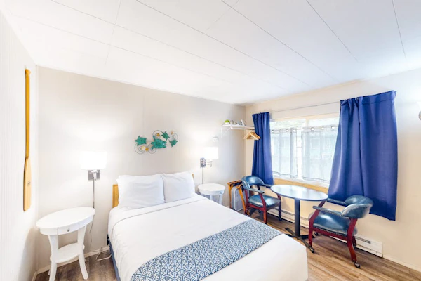 Retro-fun beach suite near beach with fast WiFI - walk to downtown shops
