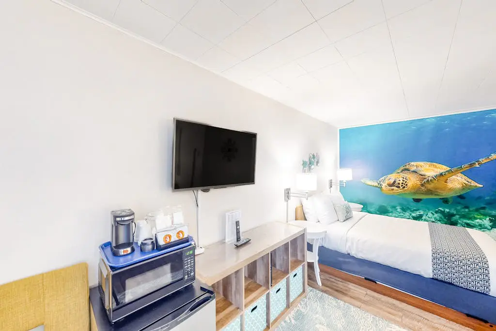 Retro-fun beach suite near beach with fast WiFI - walk to downtown shops