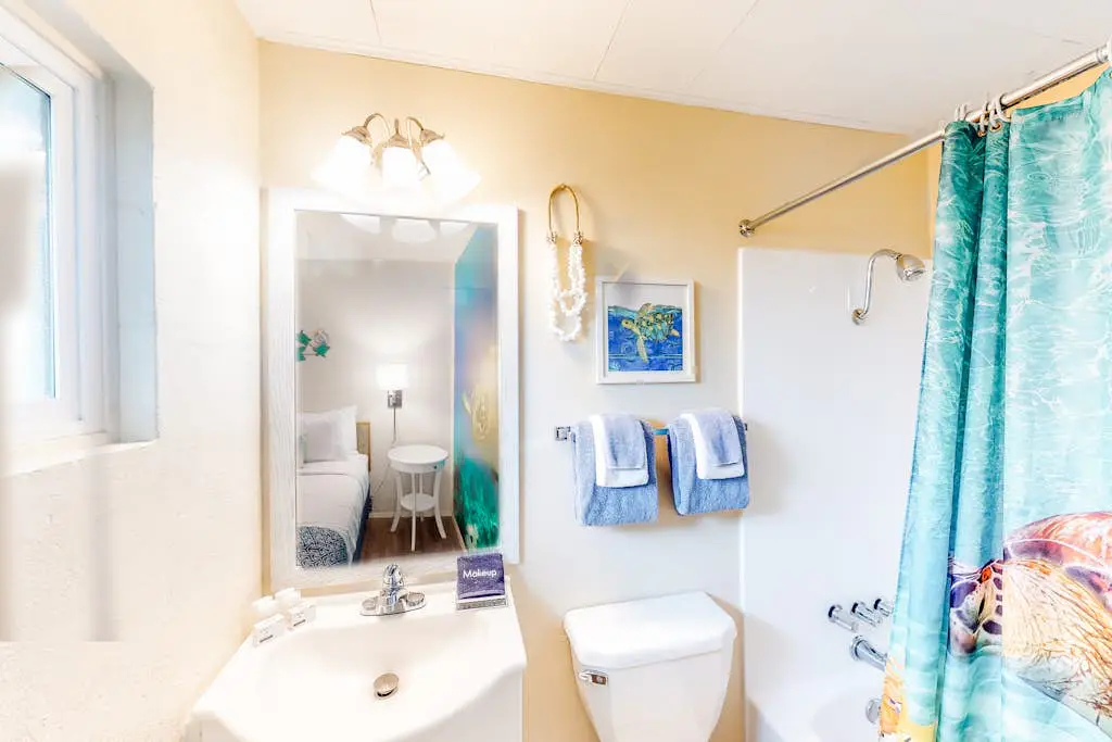 Retro-fun beach suite near beach with fast WiFI - walk to downtown shops