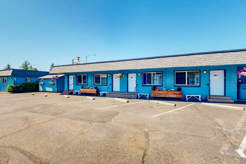 Retro-fun beach suite near beach with fast WiFI - walk to downtown shops