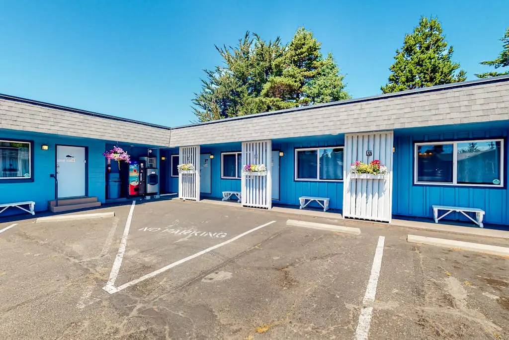 Retro-fun beach suite near beach with fast WiFI - walk to downtown shops