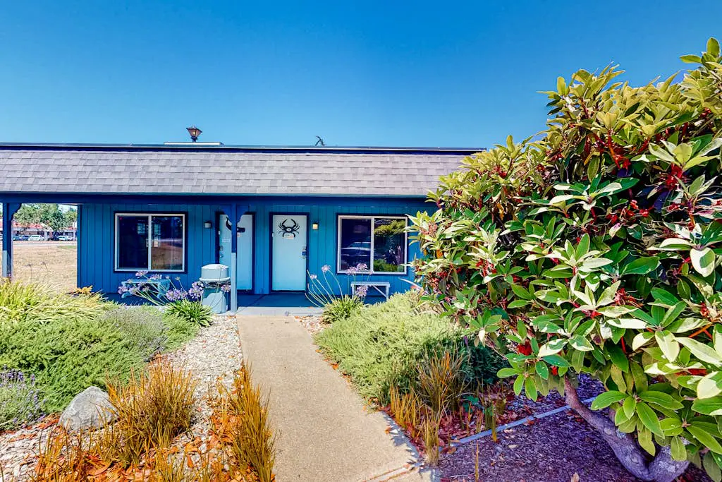 Retro-fun beach suite near beach with fast WiFI - walk to downtown shops