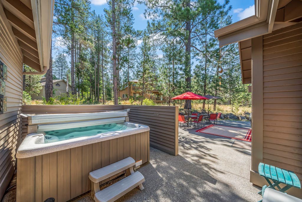 Home among the pines with a private hot tub, patio & 8 SHARC passes