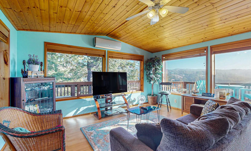 Ocean/mountain view home in Boardman Scenic Corridor with great deck