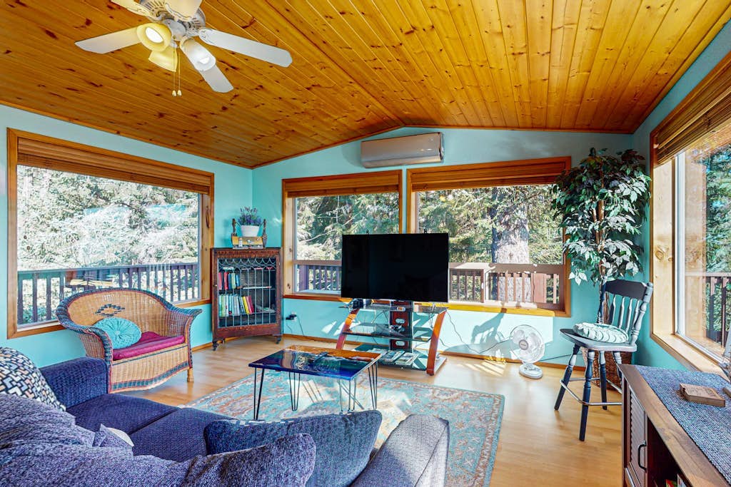 Ocean/mountain view home in Boardman Scenic Corridor with great deck