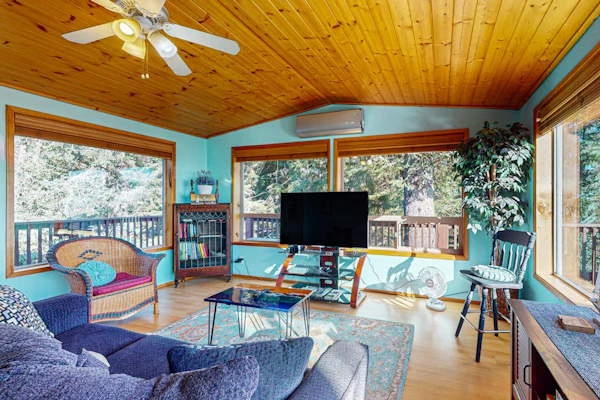 Ocean/mountain view home in Boardman Scenic Corridor with great deck