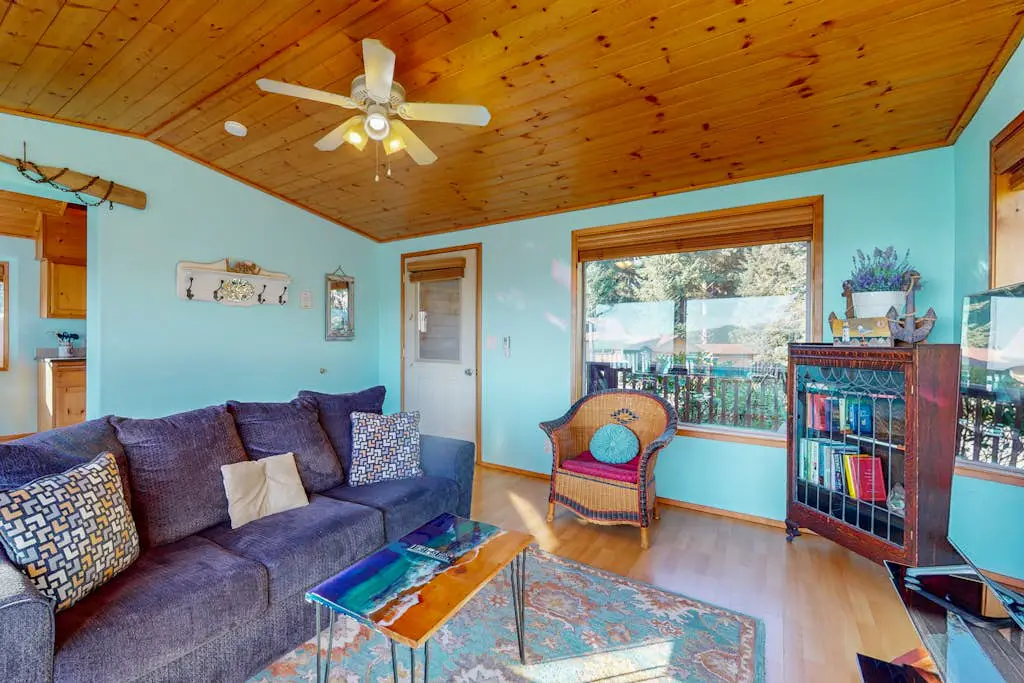 Ocean/mountain view home in Boardman Scenic Corridor with great deck