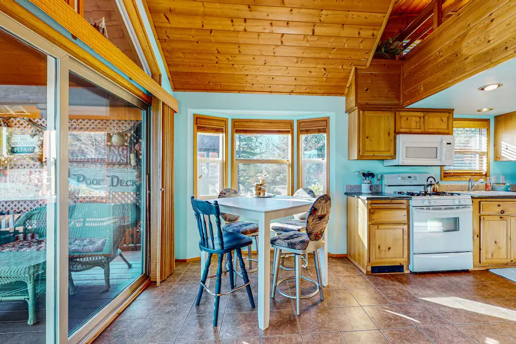 Ocean/mountain view home in Boardman Scenic Corridor with great deck