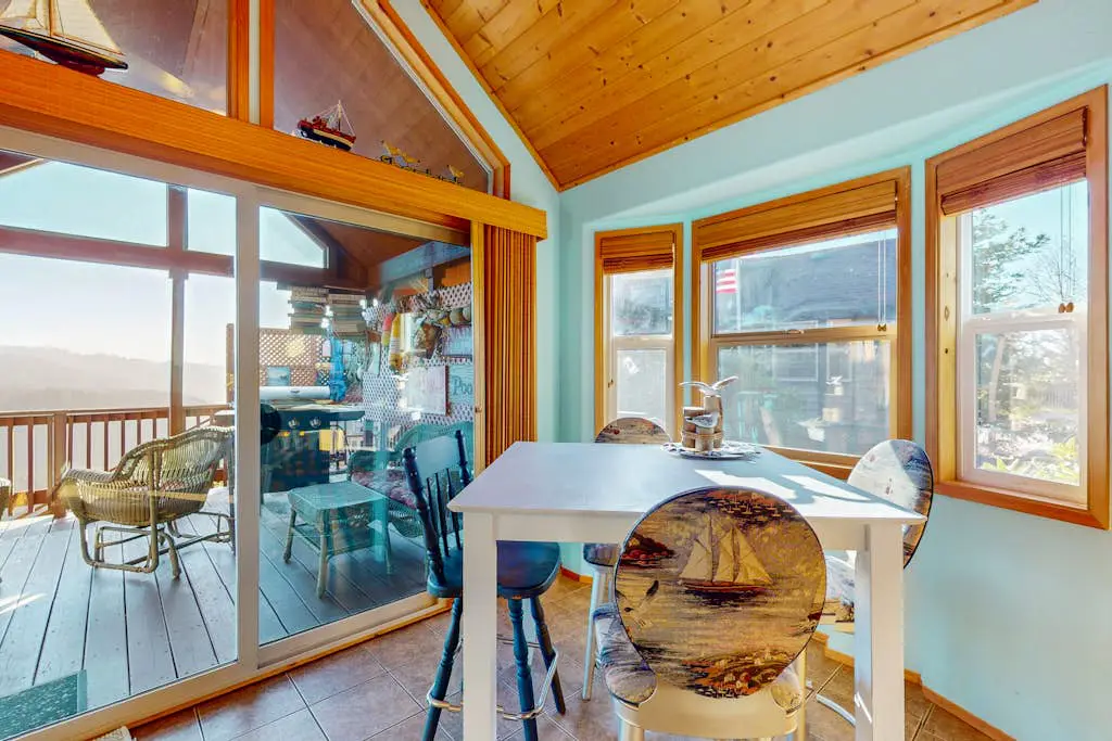 Ocean/mountain view home in Boardman Scenic Corridor with great deck