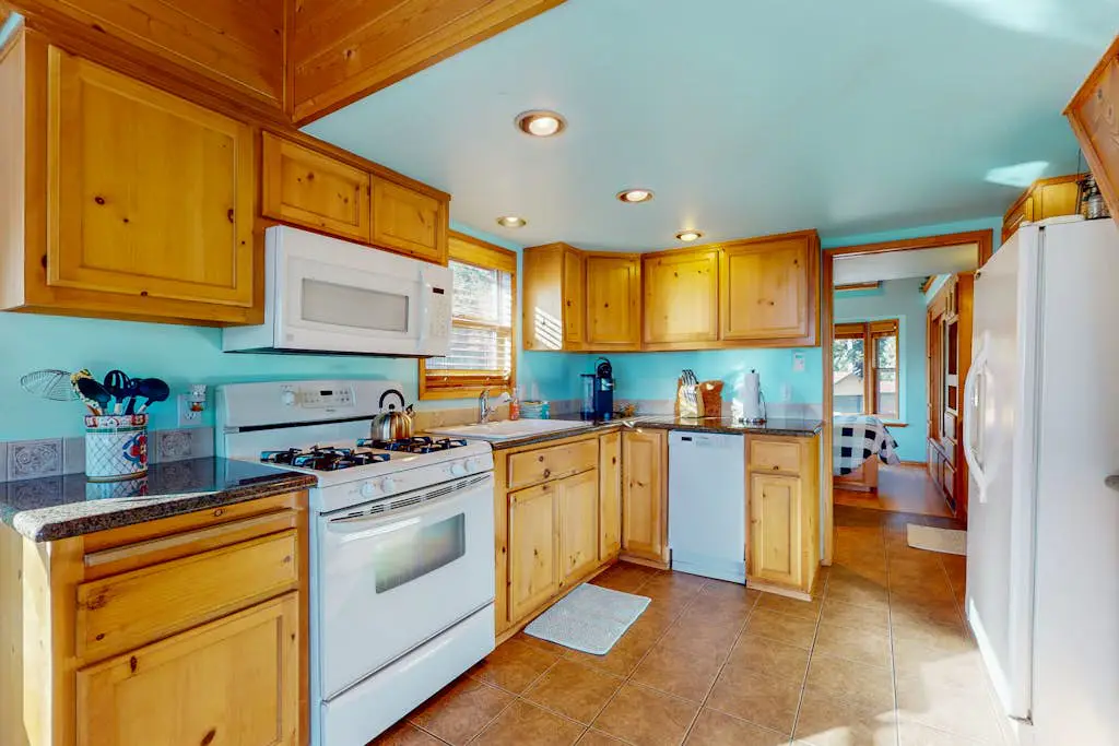 Ocean/mountain view home in Boardman Scenic Corridor with great deck