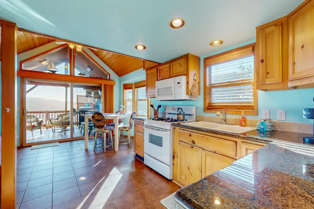 Ocean/mountain view home in Boardman Scenic Corridor with great deck
