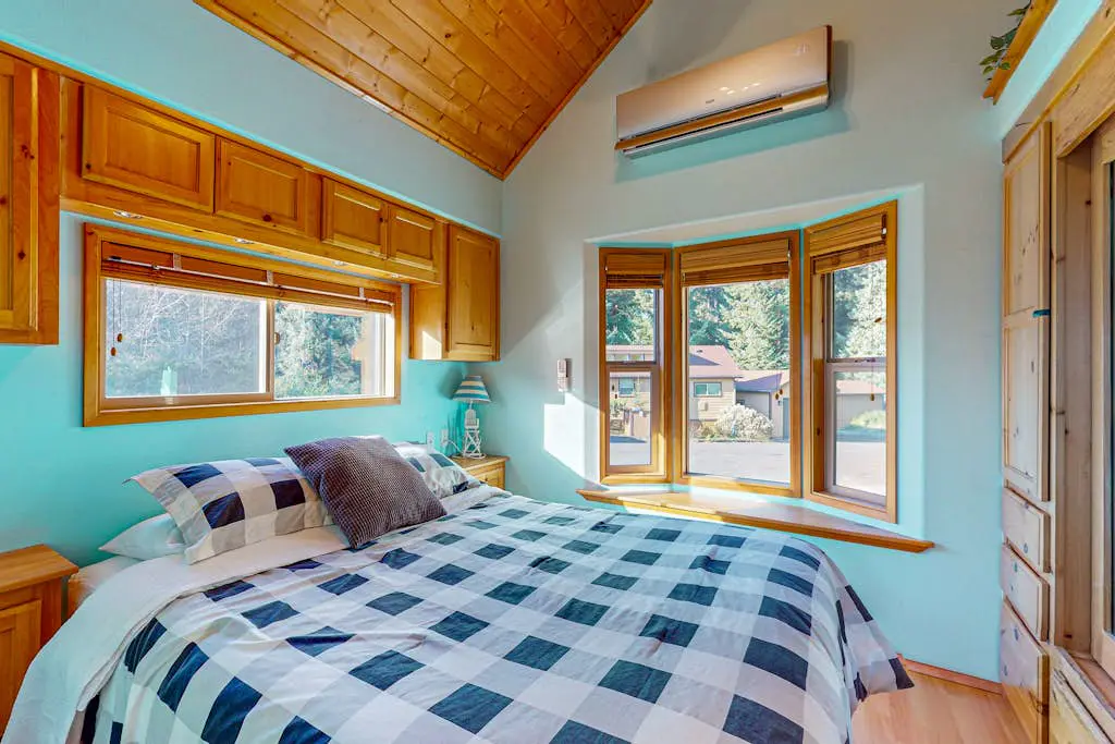 Ocean/mountain view home in Boardman Scenic Corridor with great deck