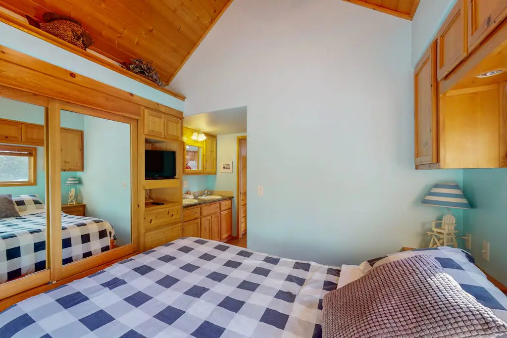 Ocean/mountain view home in Boardman Scenic Corridor with great deck