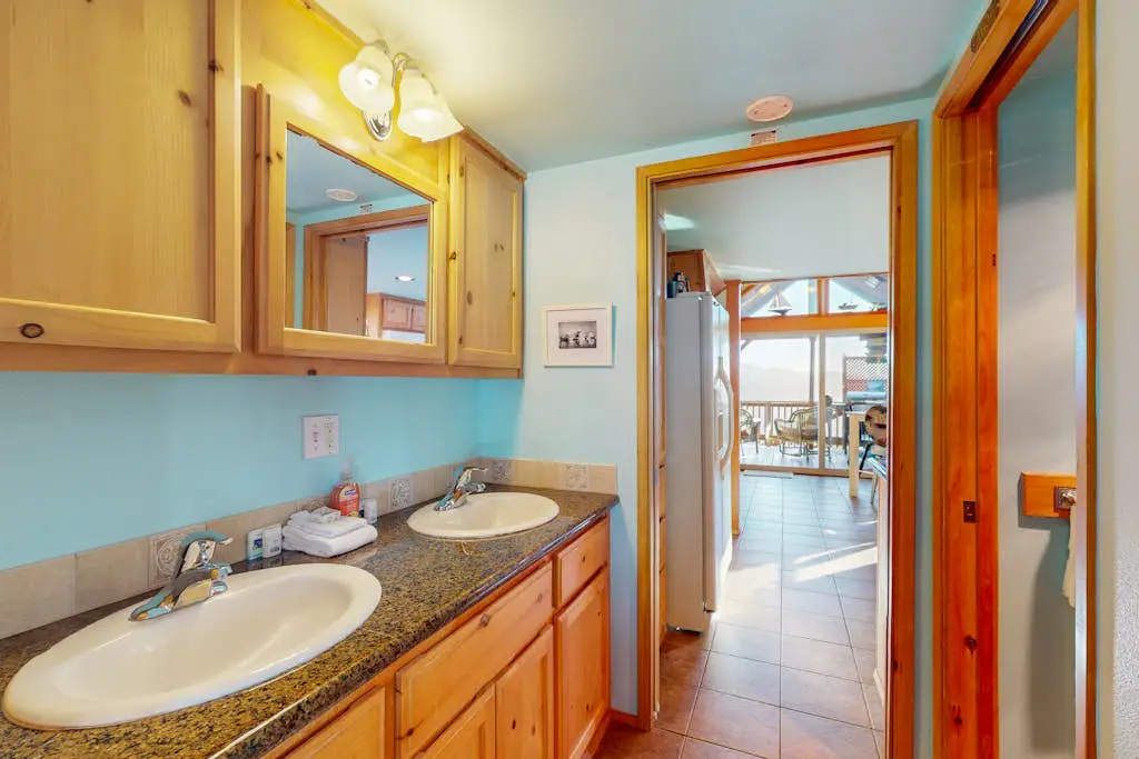 Ocean/mountain view home in Boardman Scenic Corridor with great deck