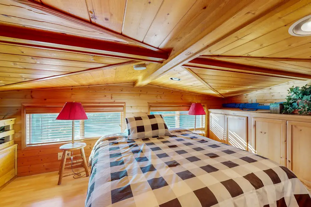 Ocean/mountain view home in Boardman Scenic Corridor with great deck