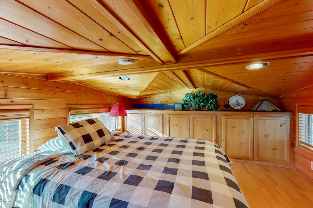 Ocean/mountain view home in Boardman Scenic Corridor with great deck