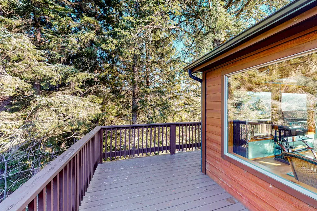 Ocean/mountain view home in Boardman Scenic Corridor with great deck