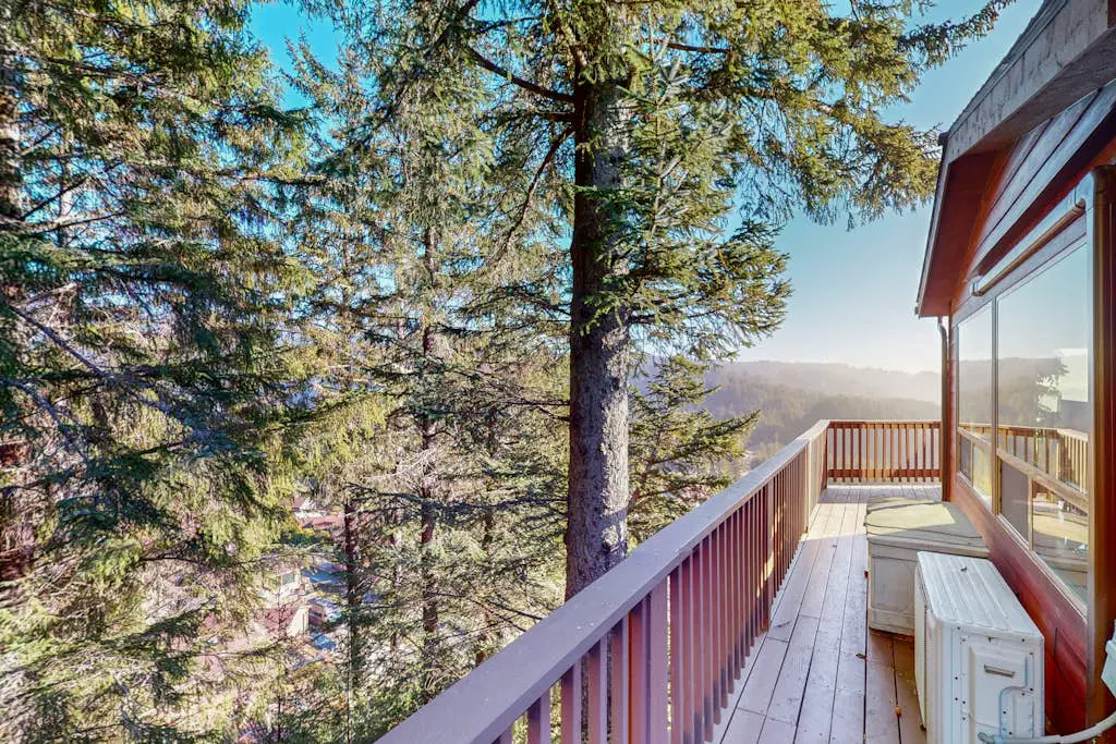 Ocean/mountain view home in Boardman Scenic Corridor with great deck