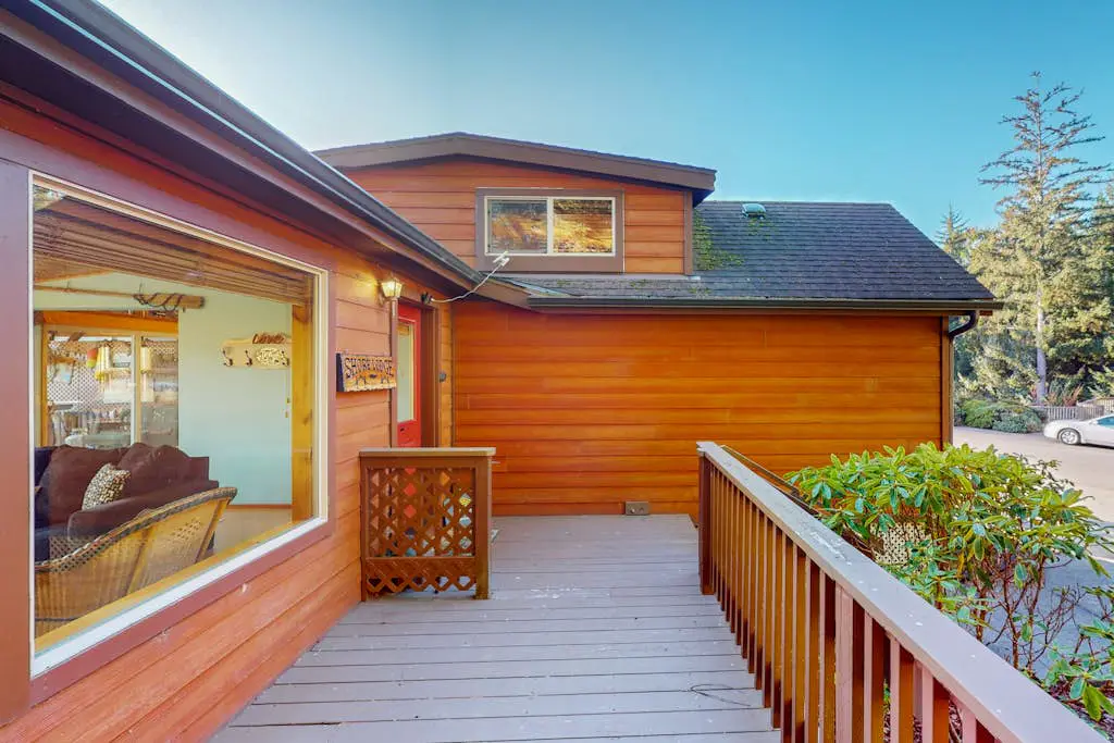 Ocean/mountain view home in Boardman Scenic Corridor with great deck