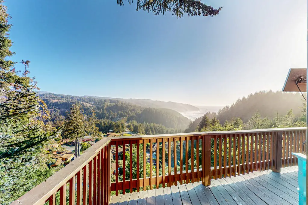 Ocean/mountain view home in Boardman Scenic Corridor with great deck