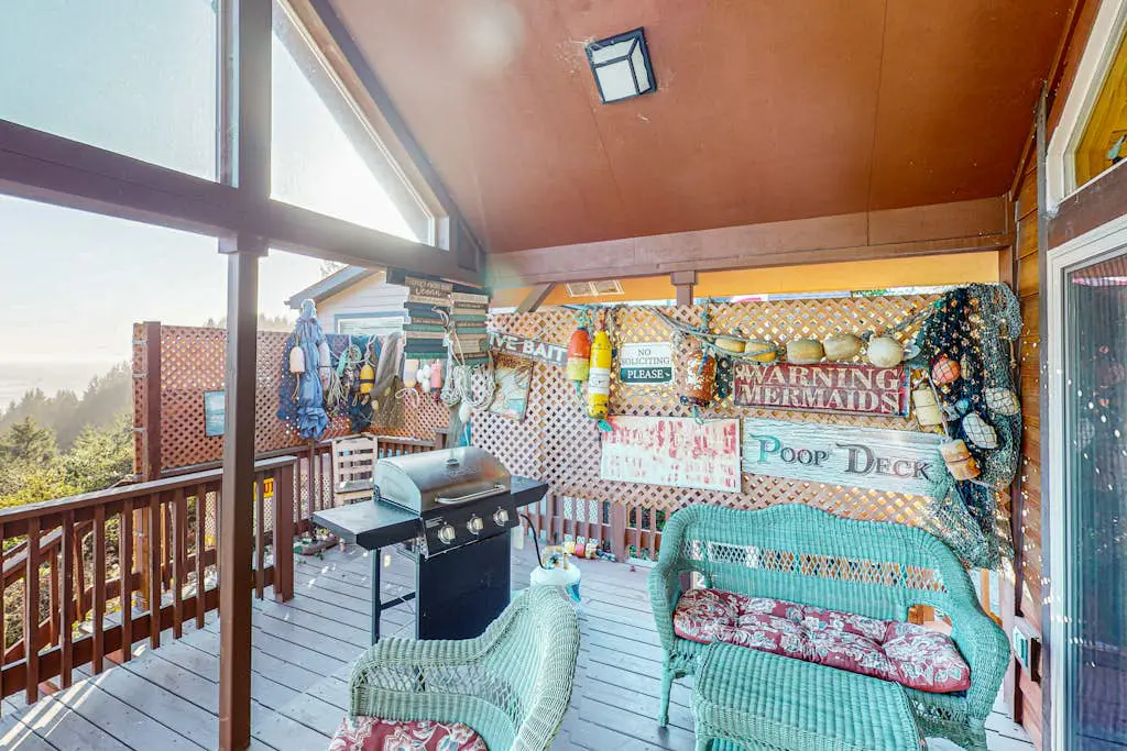 Ocean/mountain view home in Boardman Scenic Corridor with great deck